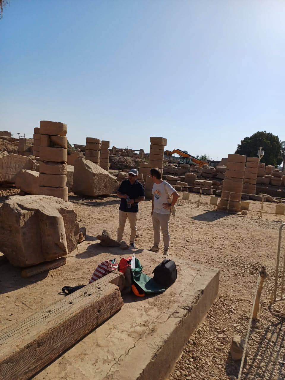 أعمال الحفائر والترميم بالمركز المصري الفرنسي في الكرنك 