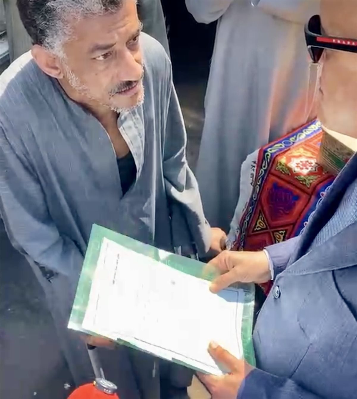 محافظ الأقصر والمواطن صاحب الشكوى 