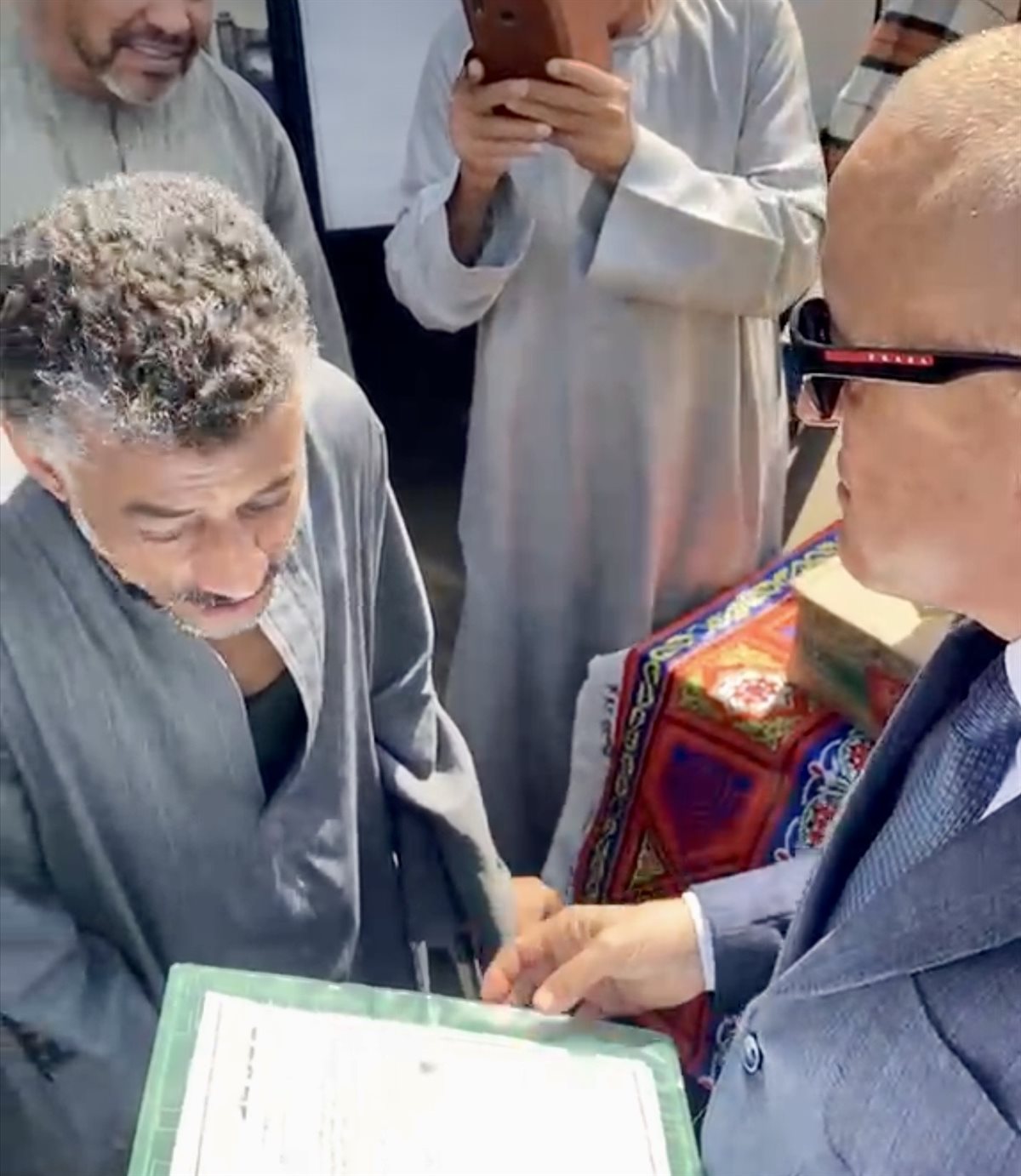 محافظ الأقصر والمواطن صاحب الشكوى 