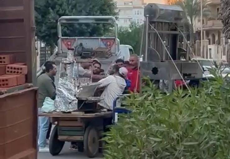 موظفو إشغالات 6 أكتوبر يتعدون على بائع بطاطا