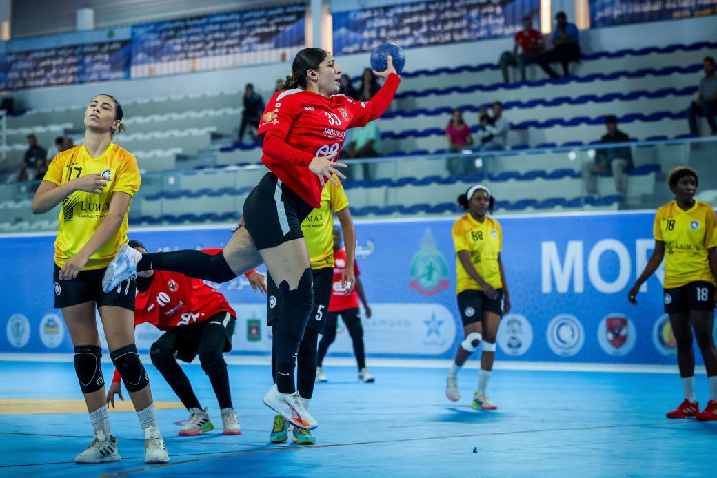 <strong>سيدات يد الأهلي يتأهلن إلى ربع نهائي بطولة إفريقيا بالمغرب</strong>