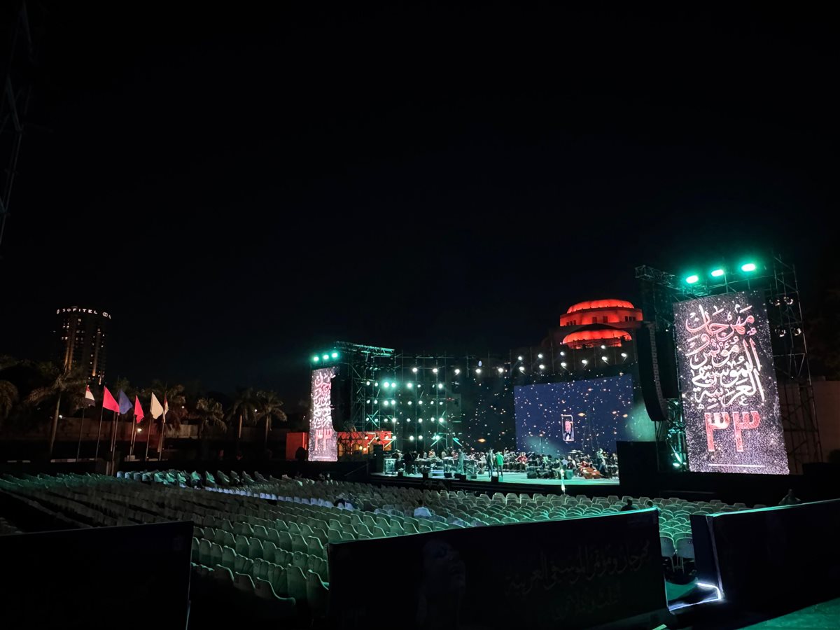 لقطات من التجهيزات النهائية لمسرح النافورة قبل انطلاق الدورة الـ 33 لمهرجان الموسيقى العربية