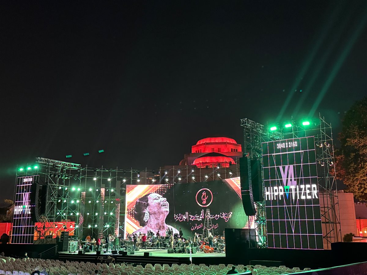 لقطات من التجهيزات النهائية لمسرح النافورة قبل انطلاق الدورة الـ 33 لمهرجان الموسيقى العربية