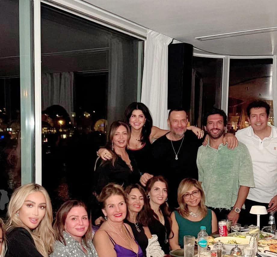 إلهام شاهين رفقة عدد من النجوم