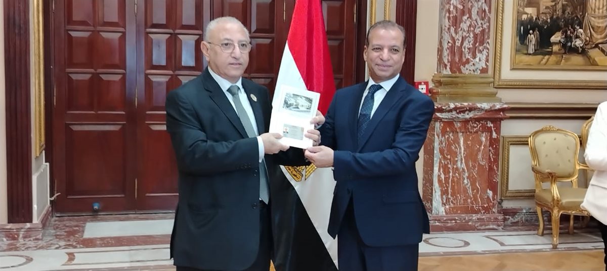 <strong>تسليم الأعضاء المعينين بمجلس الشيوخ كارنيهات العضوية</strong>