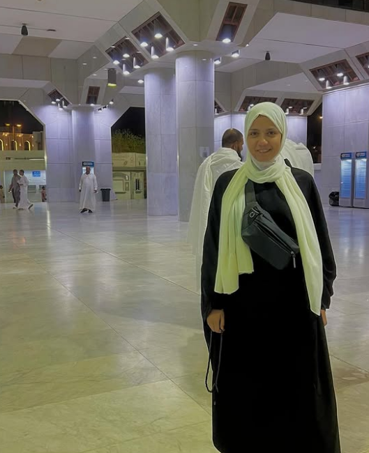 سهر الصايغ تؤدي مناسك العمرة