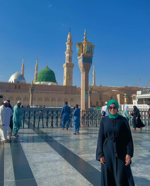 بالحجاب.. سهر الصايغ تؤدي مناسك العمرة.. وتعلق: الحمد الله