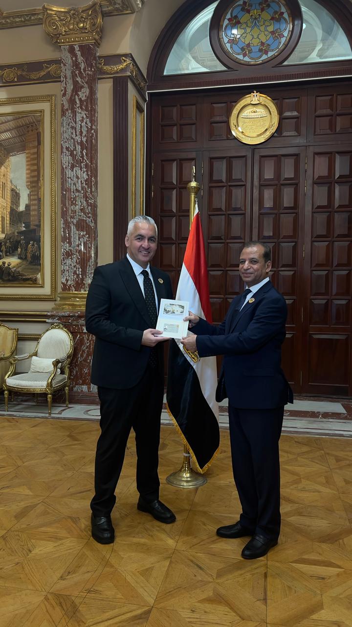 الإعلامي سيف زاهر خلال تسلمه كارنيه عضوية مجلس الشيوخ