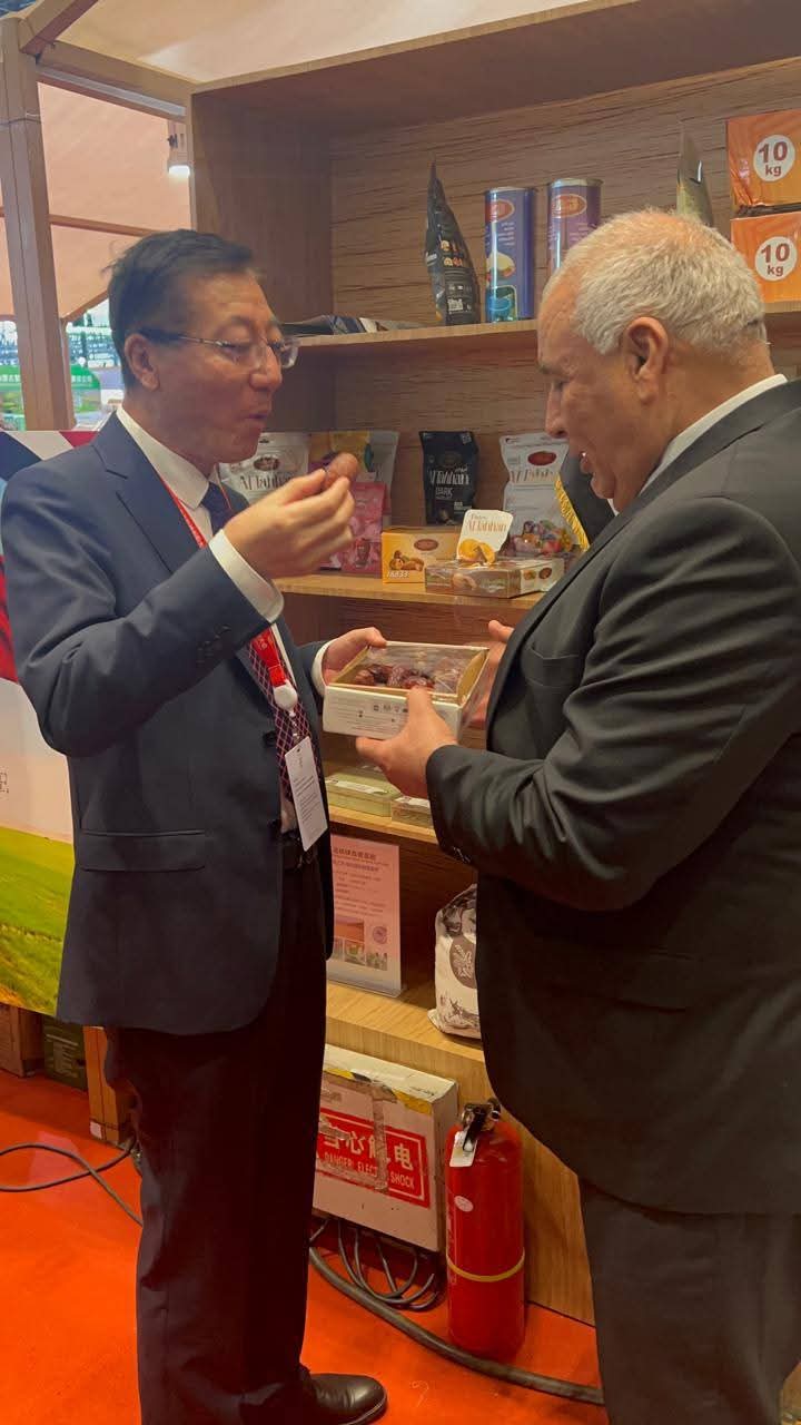 محافظ الوادى الجديد يوزع التمور على الوفود الصينية