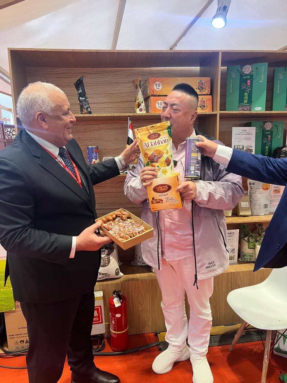 محافظ الوادى الجديد يوزع التمور على الوفود الصينية