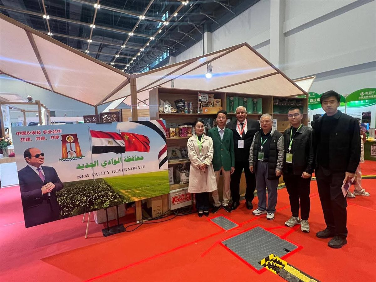 محافظ الوادى الجديد يوزع التمور على الوفود الصينية