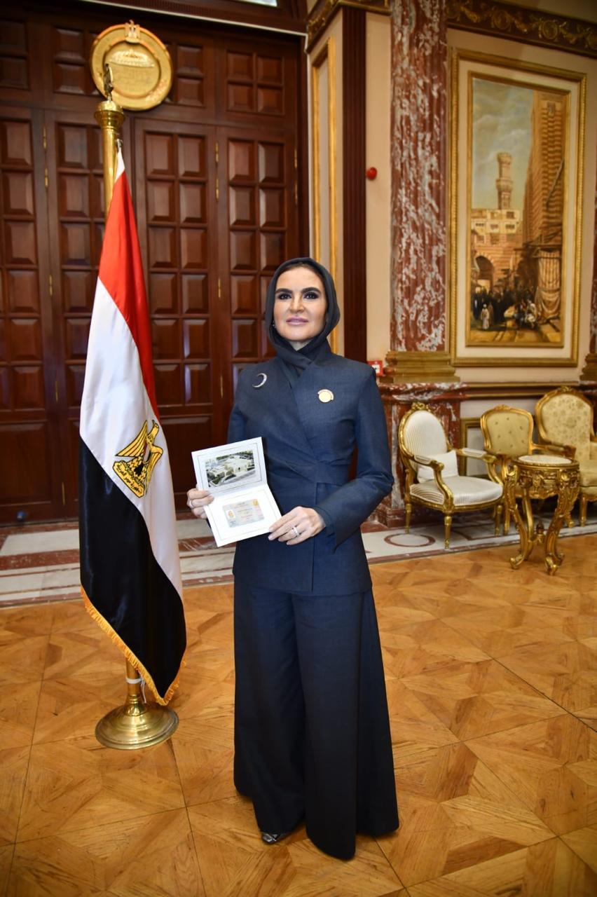 <strong>سحر نصر تتسلم كارنيه عضوية مجلس الشيوخ</strong>