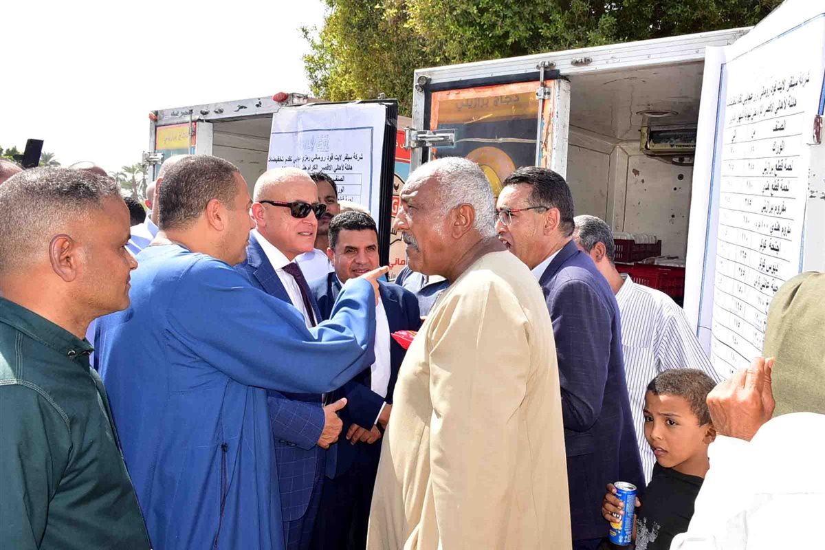 محافظ الأقصر يفتتح سوق اليوم الواحد بالطود 