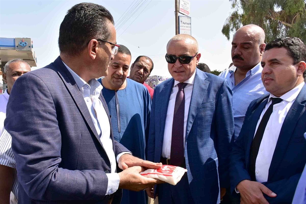 محافظ الأقصر يفتتح سوق اليوم الواحد بالطود 