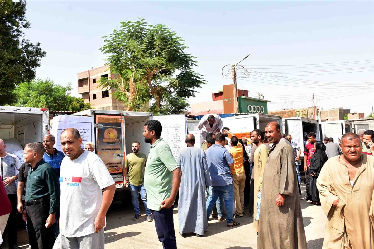 محافظ الأقصر يفتتح سوق اليوم الواحد بالطود 