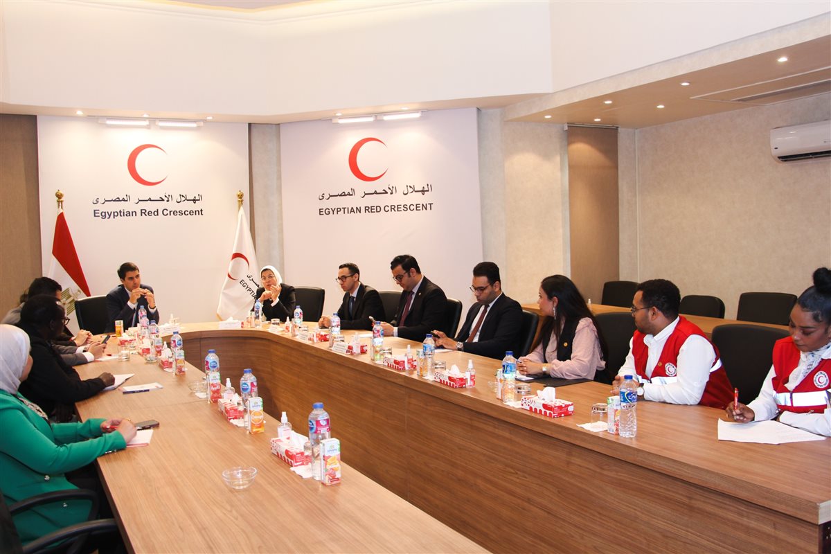 الأمين العام المساعد للأمم المتحدة لشؤون الشباب يُشيد بجهود متطوعي الهلال الأحمر المصري خلال زيارته الرسمية للمركز العام