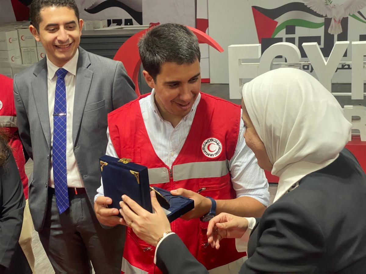 الأمين العام المساعد للأمم المتحدة لشؤون الشباب يُشيد بجهود متطوعي الهلال الأحمر المصري خلال زيارته الرسمية للمركز العام