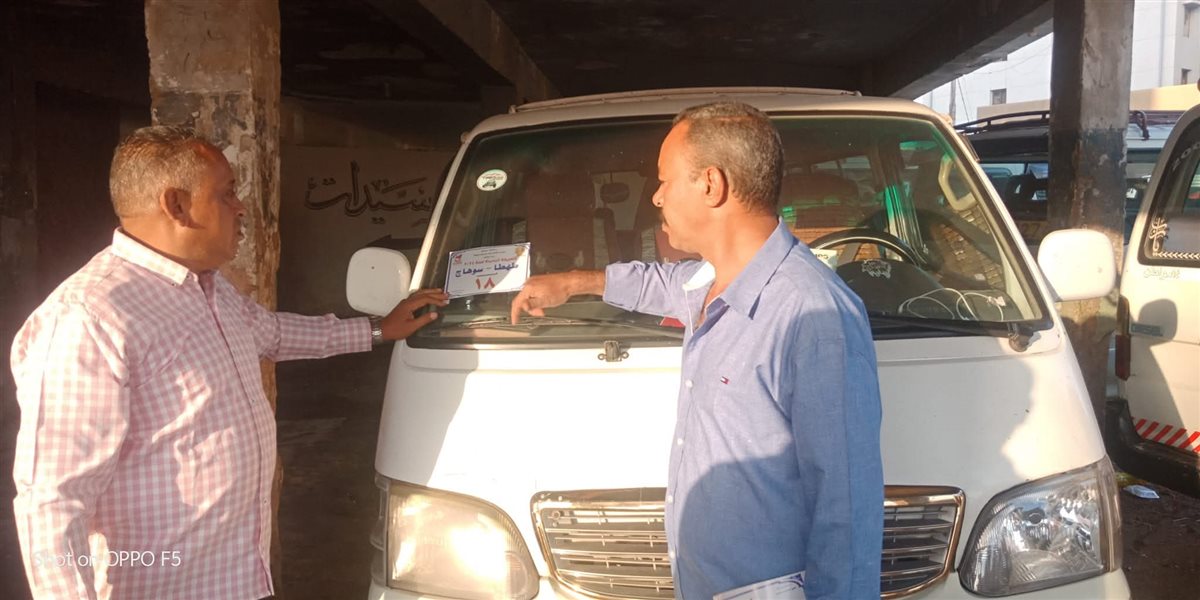 رئيس مدينة طهطا يتابع انتظام العمل بالمواقف ومحطات الوقود