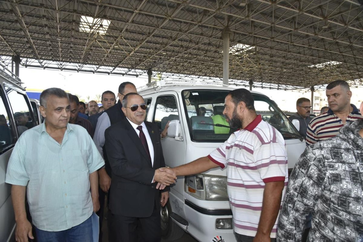 محافظ بورسعيد يتفقد الميناء البري 