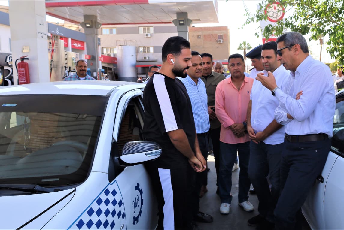 محافظ السويس يتفقد محطات الوقود 