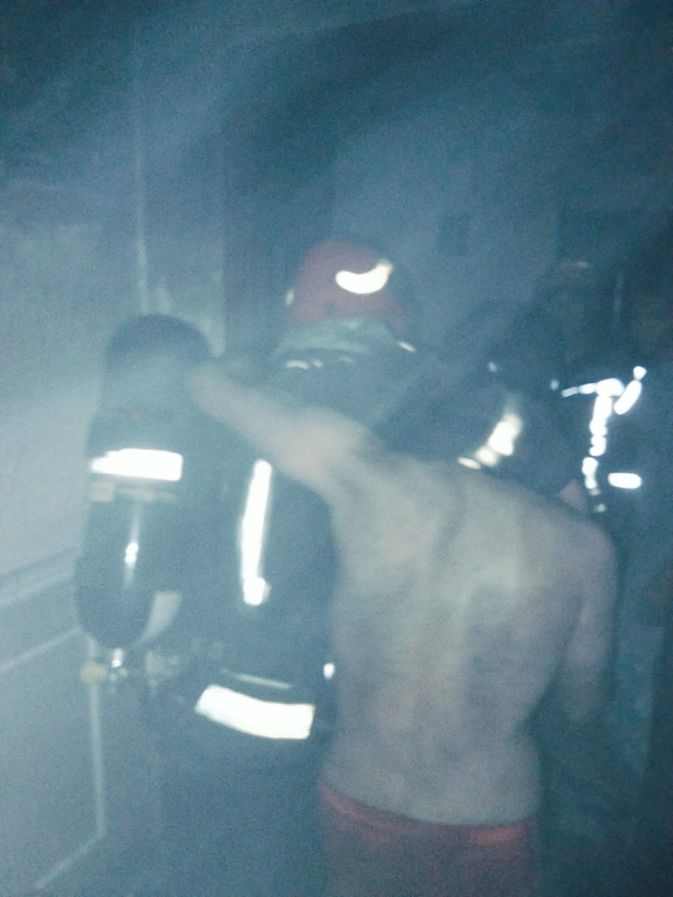 الحماية المدنية تنقذ شخص من داخل غرفة نوم مشتعلة وتسيطر على الحريق في المعادي