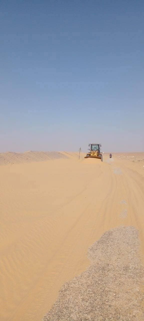 الوادي الجديد تزيل الكثبان الرملية