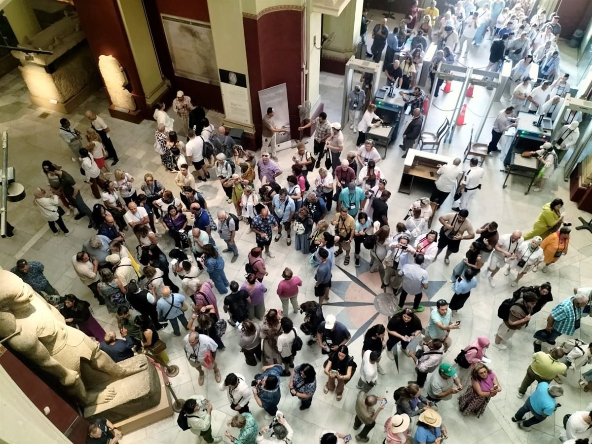 إقبال جماهيري على متحف التحرير لمشاهدة قناع توت عنخ آمون قبل نقله إلى المتحف الكبير 