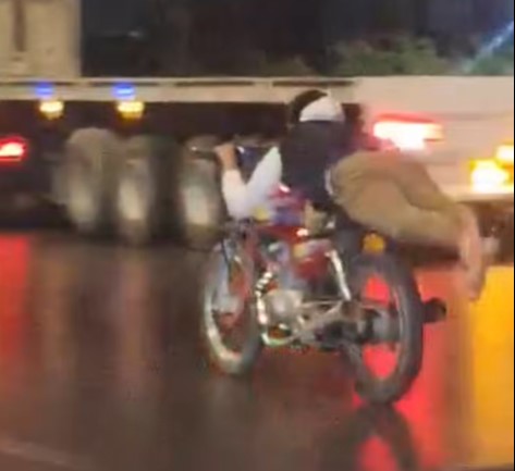 الأمن يفحص تداول فيديو لشاب وآخرين لآداءهم حركات استعراضية علي طريق القاهرة - الإسماعيلية