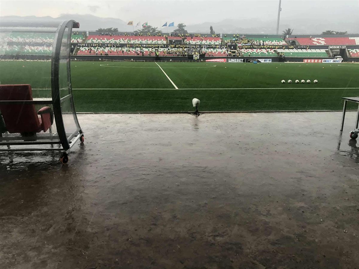 هطول الأمطار على ملعب مباراة الأهلي وإيجل نوار