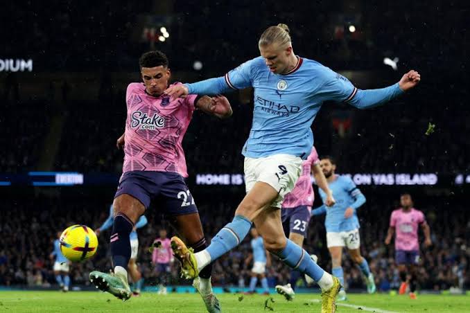 القنوات الناقلة لمشاهدة بث مباشر مباراة مانشستر سيتي ضد إيفرتون اليوم في الدوري الإنجليزي الممتاز 2025/2026