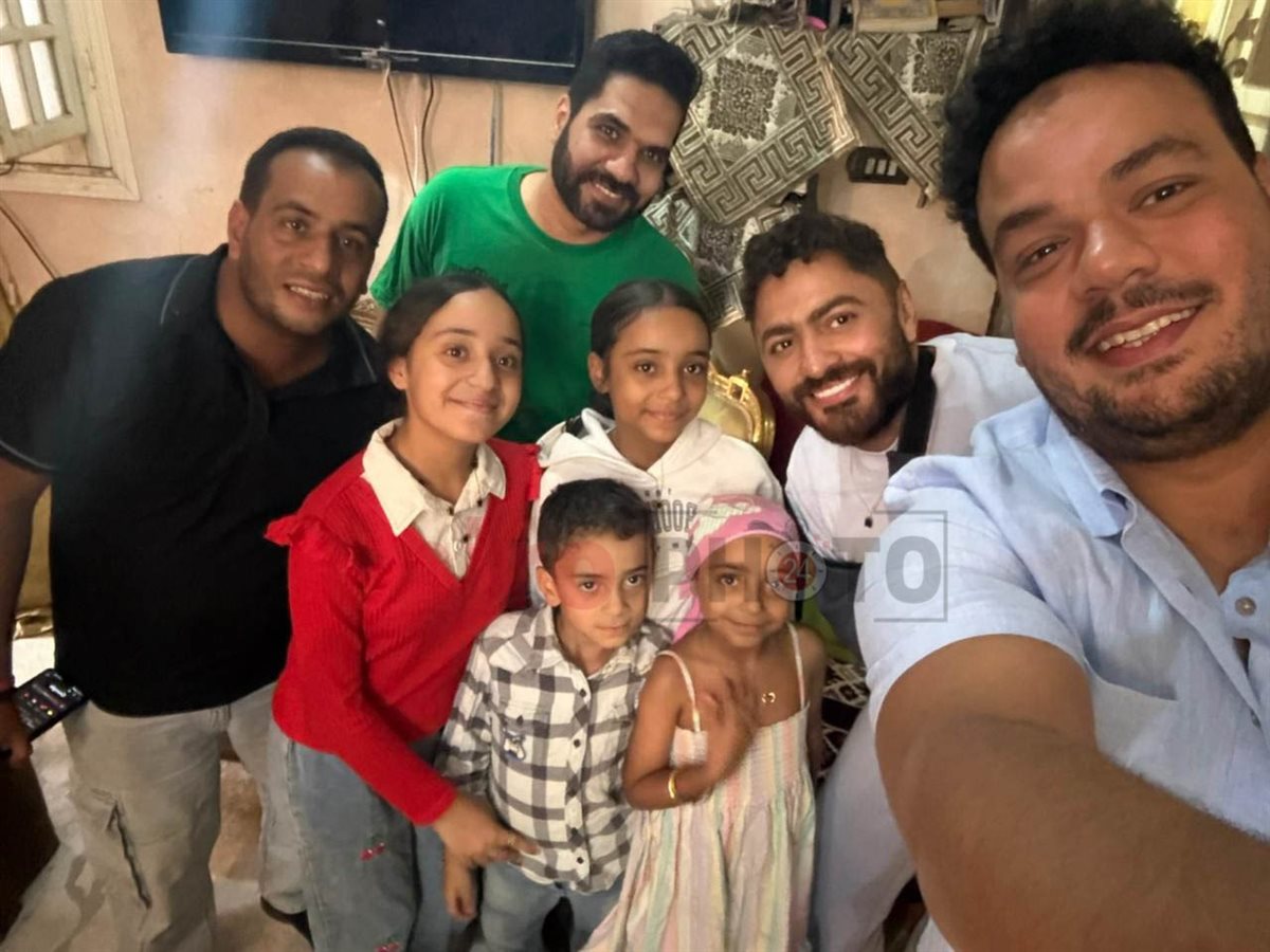 تامر حسني ومصطفى غريب في زيارة خاصة لمنزل ليلى مريضة السرطان بعد نشر القاهرة 24