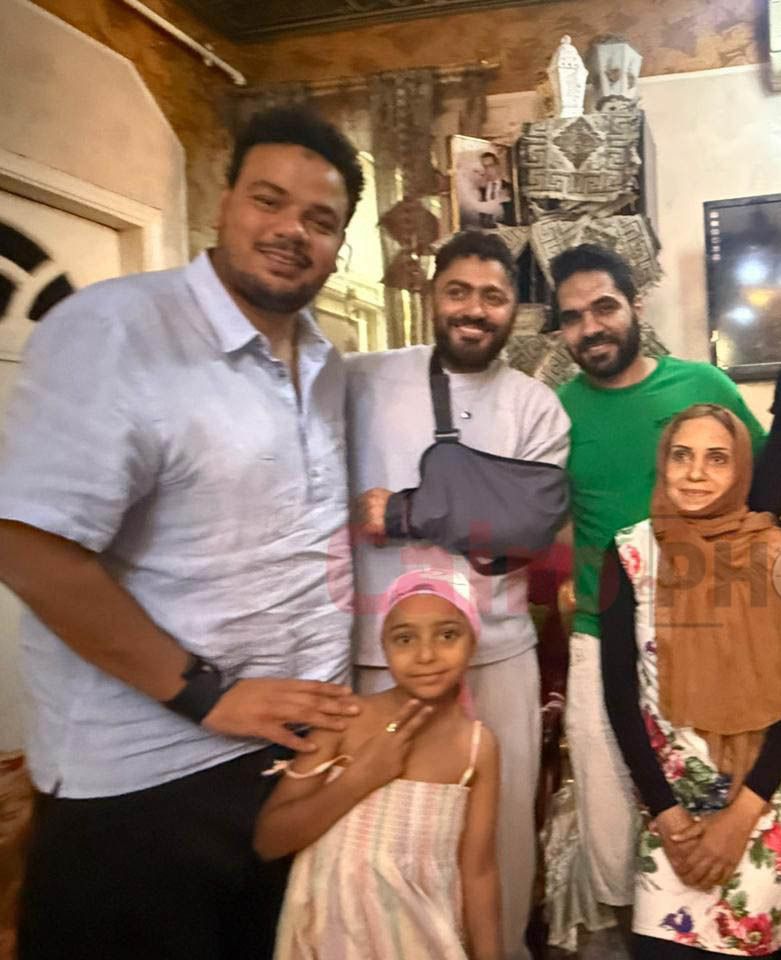 تامر حسني ومصطفى غريب في زيارة خاصة لمنزل ليلى مريضة السرطان بعد نشر القاهرة 24