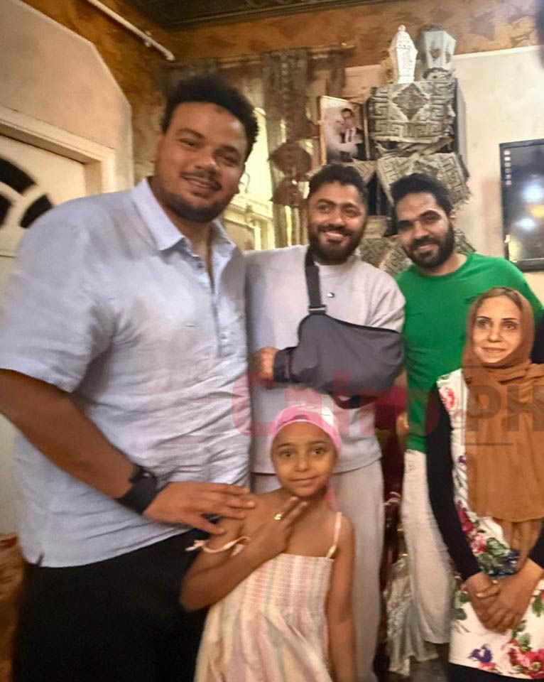 تامر حسني ومصطفى غريب في زيارة خاصة لمنزل ليلى مريضة السرطان بعد نشر القاهرة 24