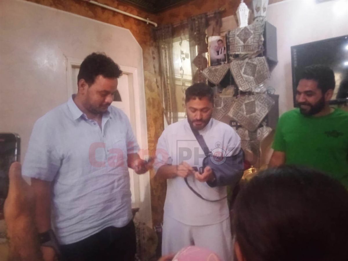 تامر حسني ومصطفى غريب في زيارة خاصة لمنزل ليلى مريضة السرطان بعد نشر القاهرة 24