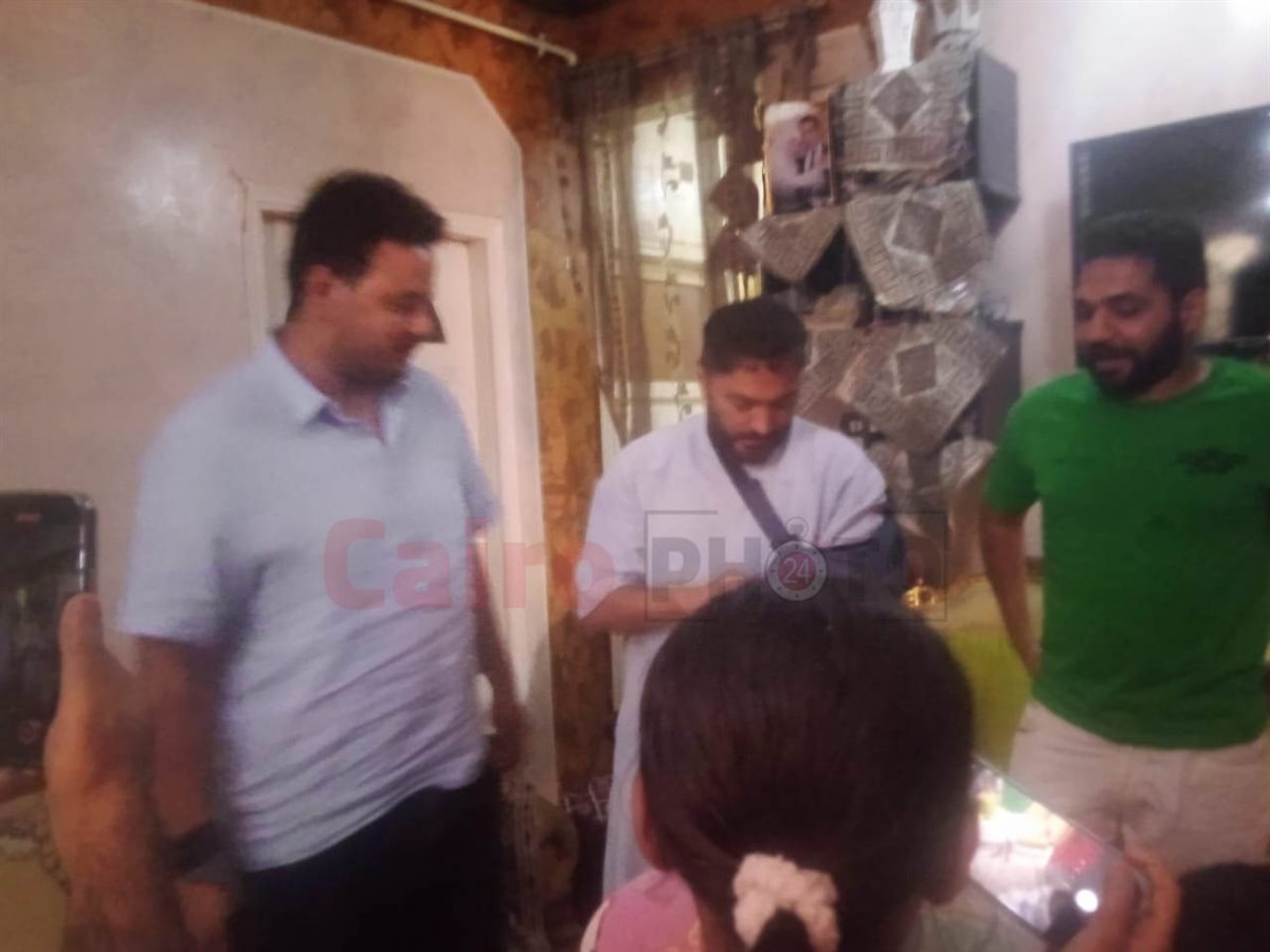 تامر حسني ومصطفى غريب في زيارة خاصة لمنزل ليلى مريضة السرطان بعد نشر القاهرة 24