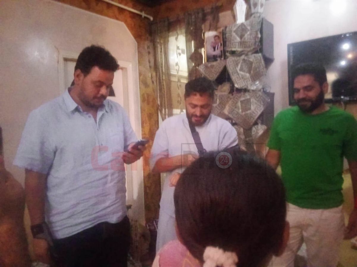 تامر حسني ومصطفى غريب في زيارة خاصة لمنزل ليلى مريضة السرطان بعد نشر القاهرة 24