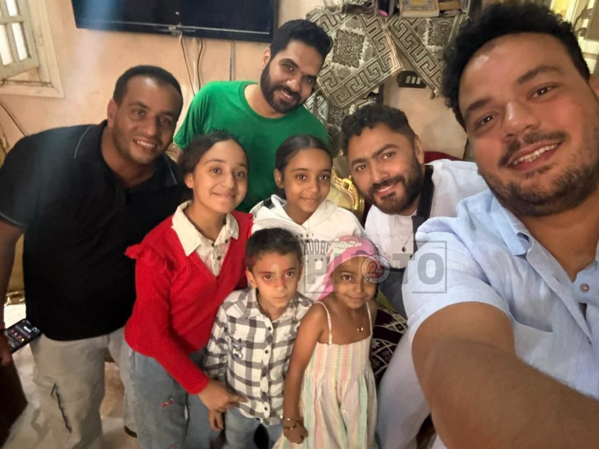 تامر حسني ومصطفى غريب في زيارة خاصة لمنزل ليلى مريضة السرطان بعد نشر القاهرة 24