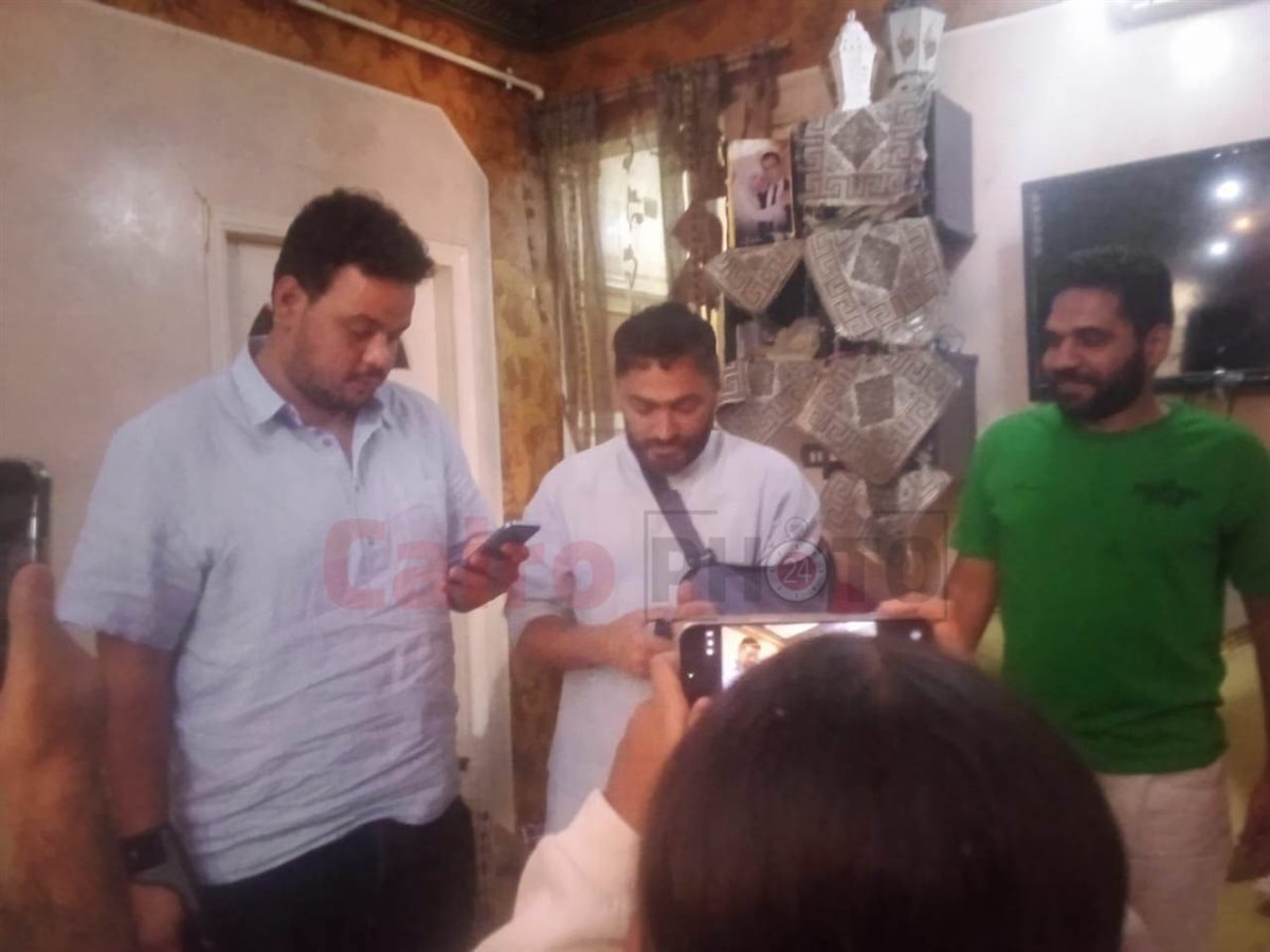 تامر حسني ومصطفى غريب في زيارة خاصة لمنزل ليلى مريضة السرطان بعد نشر القاهرة 24