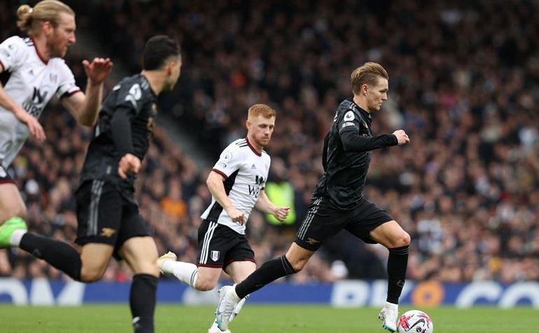 القنوات الناقلة لمشاهدة بث مباشر مباراة أرسنال وفولهام اليوم في الدوري الإنجليزي الممتاز