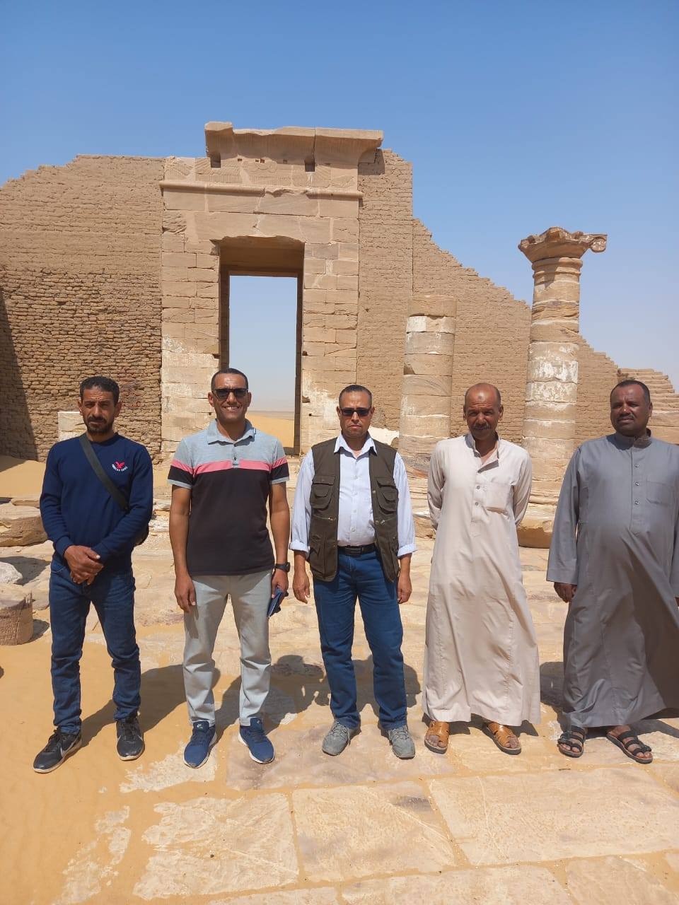 رئيس الإدارة المركزية لآثار مصر الوسطى يتفقد المواقع الأثرية بالوادي الجديد