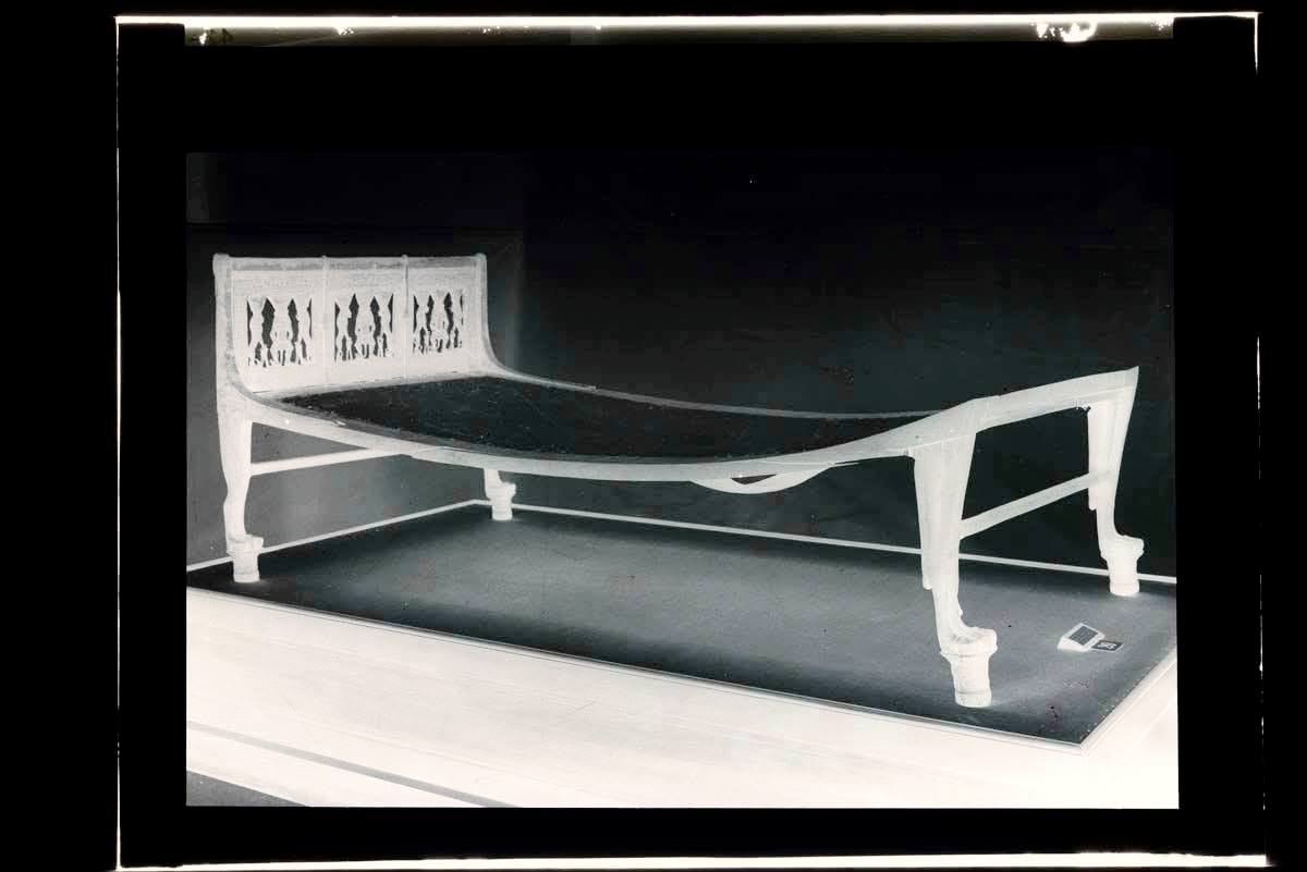  سلبيات زجاجية توضح الأثاث الجنائزي للملك الذهبي توت عنخ آمون 