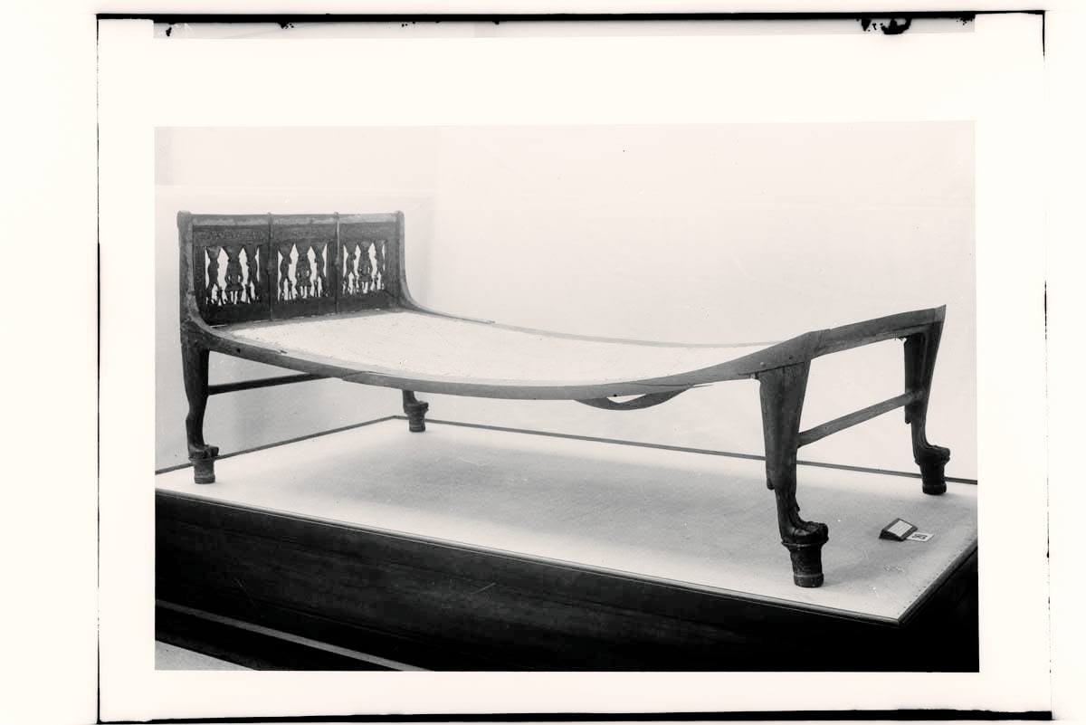  سلبيات زجاجية توضح الأثاث الجنائزي للملك الذهبي توت عنخ آمون 