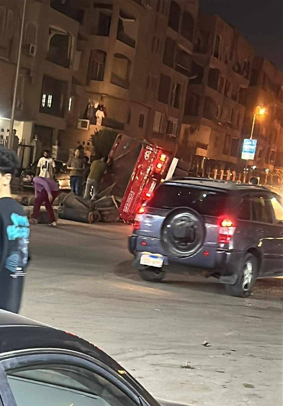 إنقلاب سيارة نقل أنابيب في شارع السعادة بزهراء المعادي منذ قليل