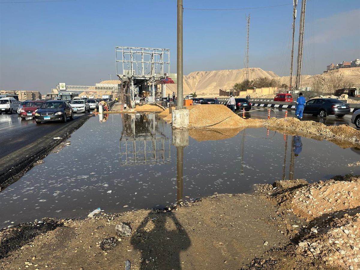 توقف الطريق الدائري في الأوتوستراد في الاتجاهين بسبب كسر ماسورة مياه وتراكم كميات كبيرة 