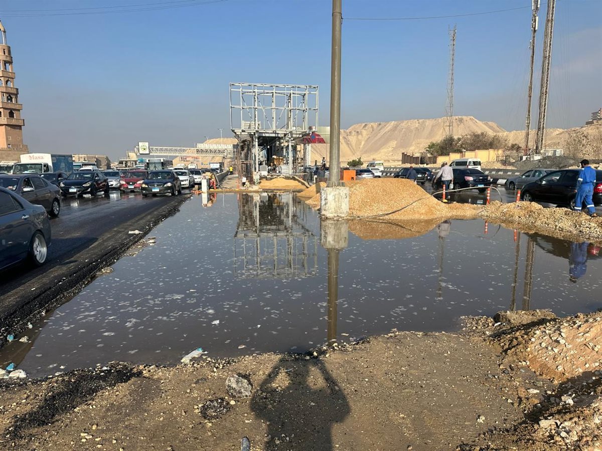 توقف الطريق الدائري في الأوتوستراد في الاتجاهين بسبب كسر ماسورة مياه وتراكم كميات كبيرة 