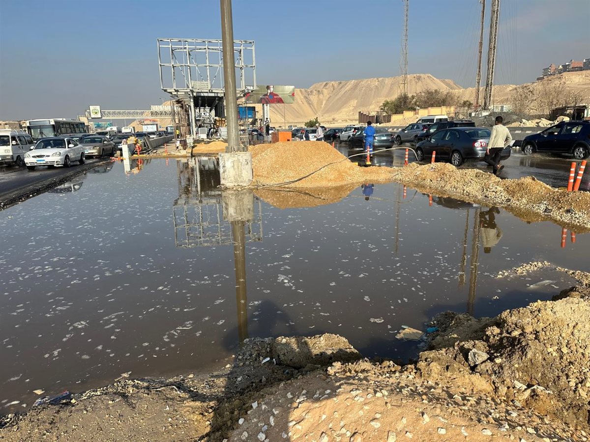 توقف الطريق الدائري في الأوتوستراد في الاتجاهين بسبب كسر ماسورة مياه وتراكم كميات كبيرة 