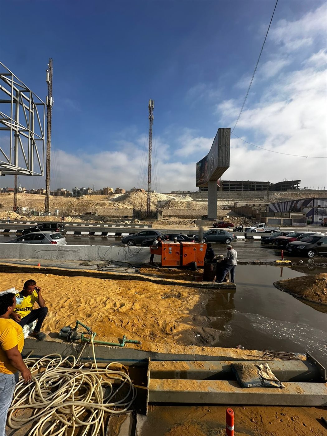 توقف الطريق الدائري في الأوتوستراد في الاتجاهين بسبب كسر ماسورة مياه وتراكم كميات كبيرة 