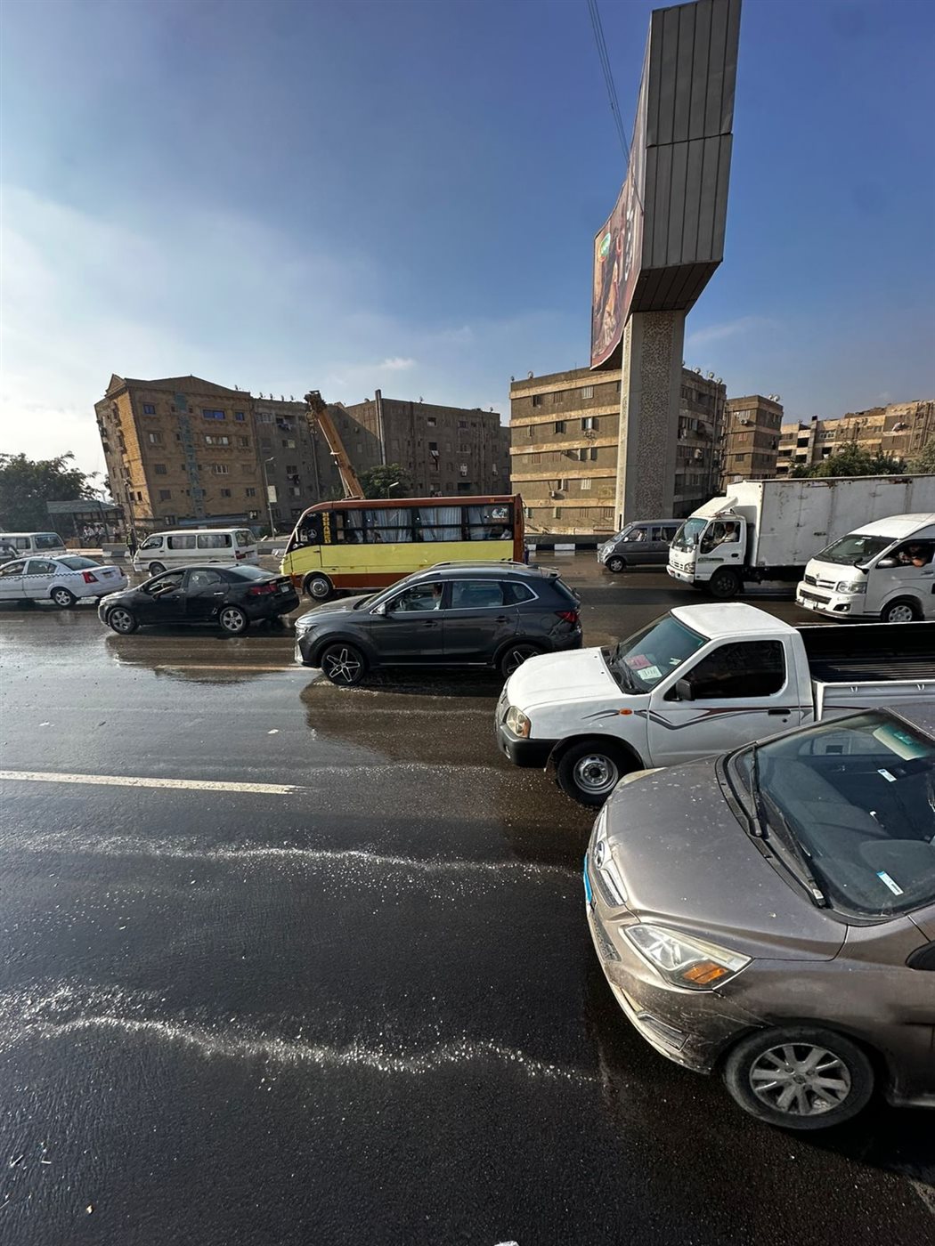 توقف الطريق الدائري في الأوتوستراد في الاتجاهين بسبب كسر ماسورة مياه وتراكم كميات كبيرة 