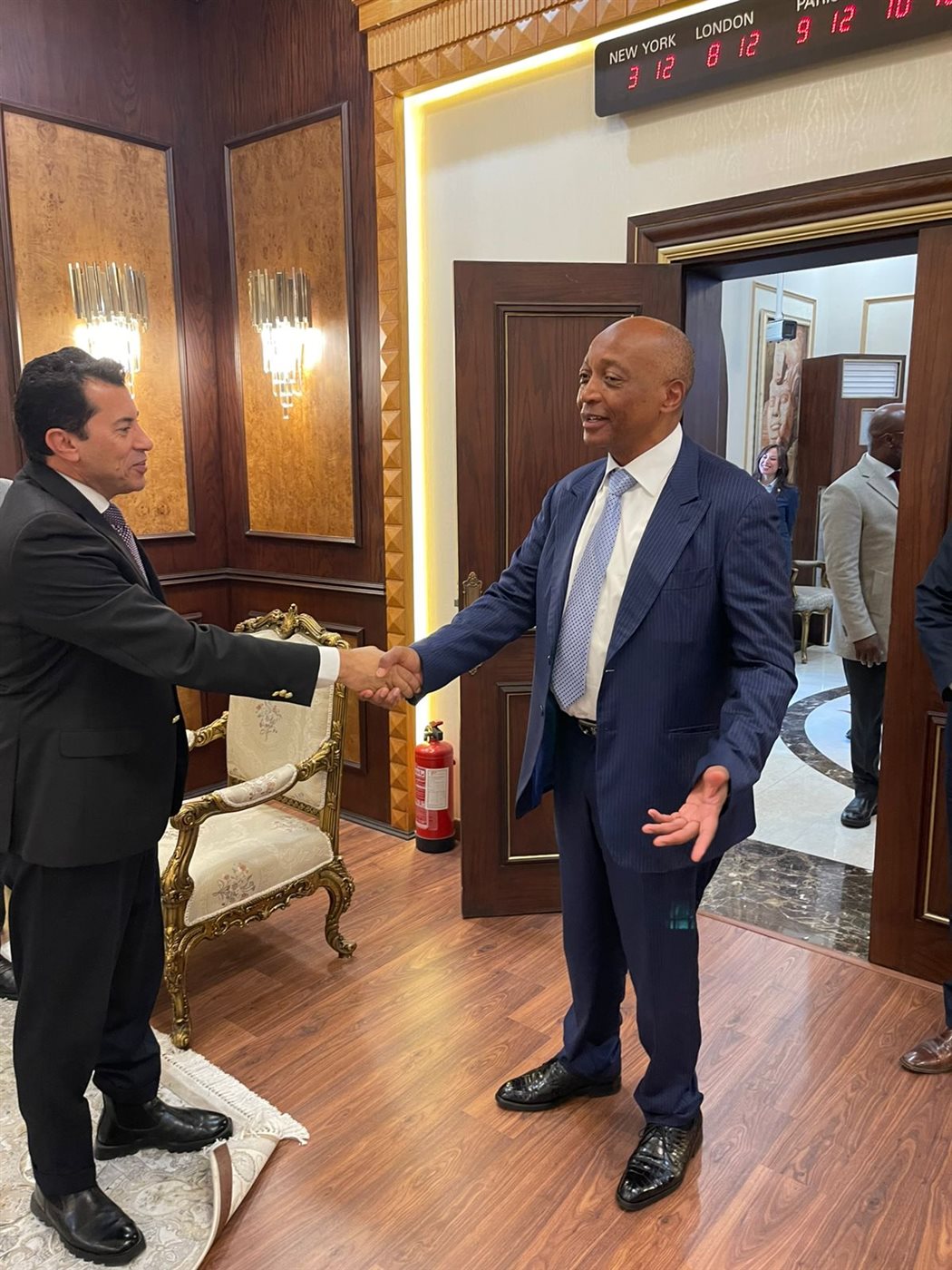 وزير الرياضة يستقبل باتريس موتسيبي بعد وصوله إلى القاهرة
