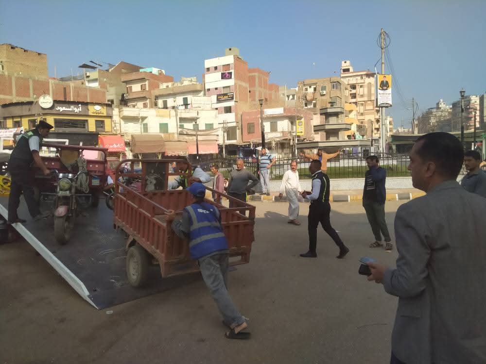ضبط تروسيكلات مخالفة لتحميلها ركابًا وتعريض حياتهم للخطر بالمنوفية